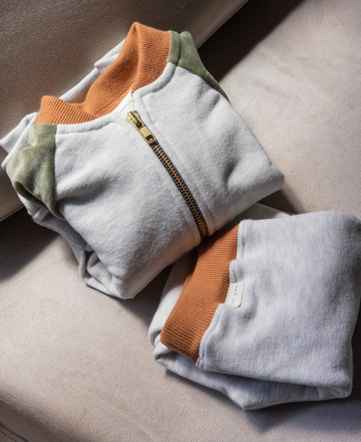 CAMPERA BOMBER COMBINADA MANGAS VERDE